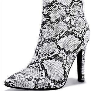 🤍🖤Snakeskin ankle boots 🖤🤍